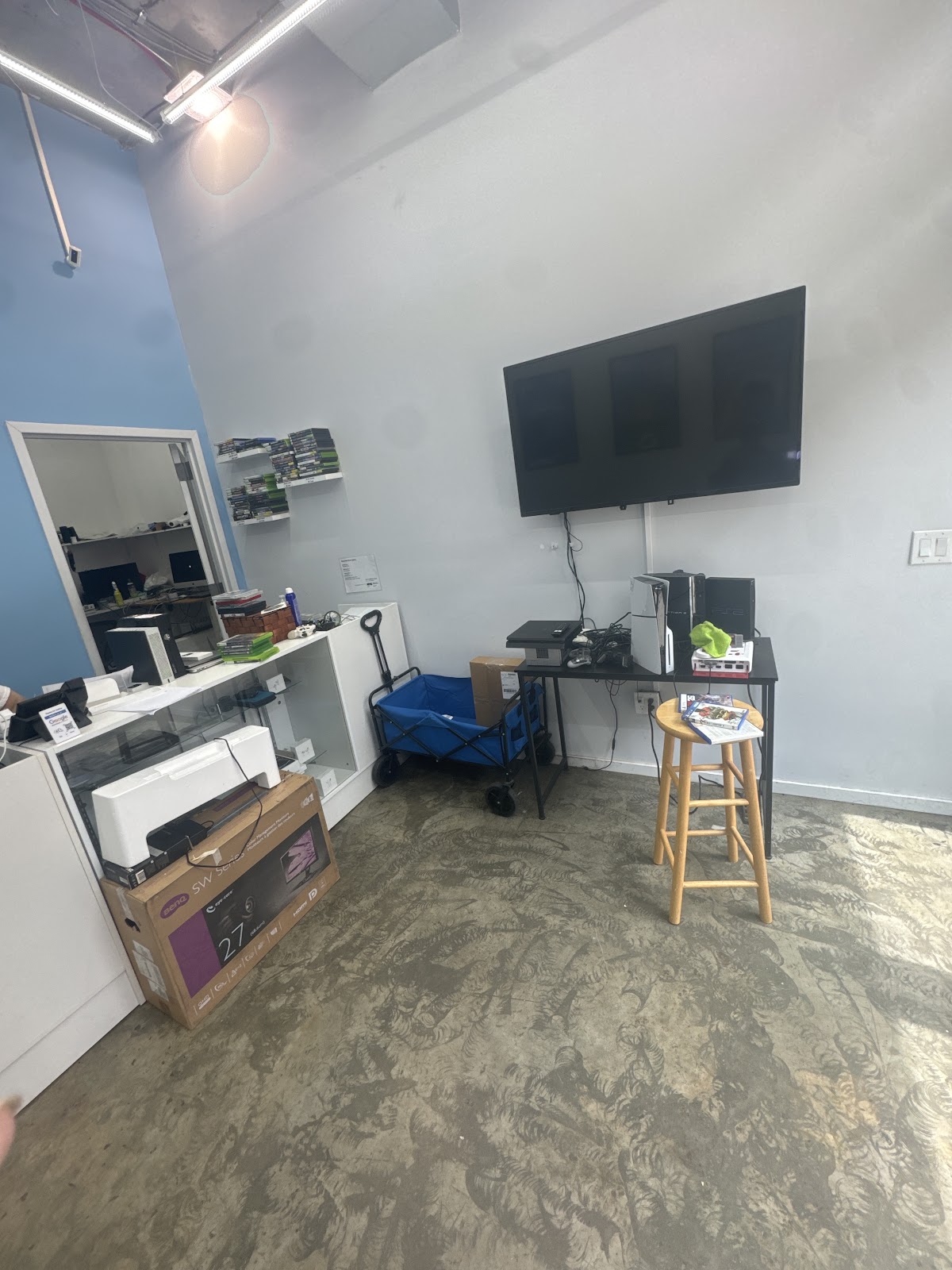 Sell Your Gadgets storefront in Brooklyn, NY — interior