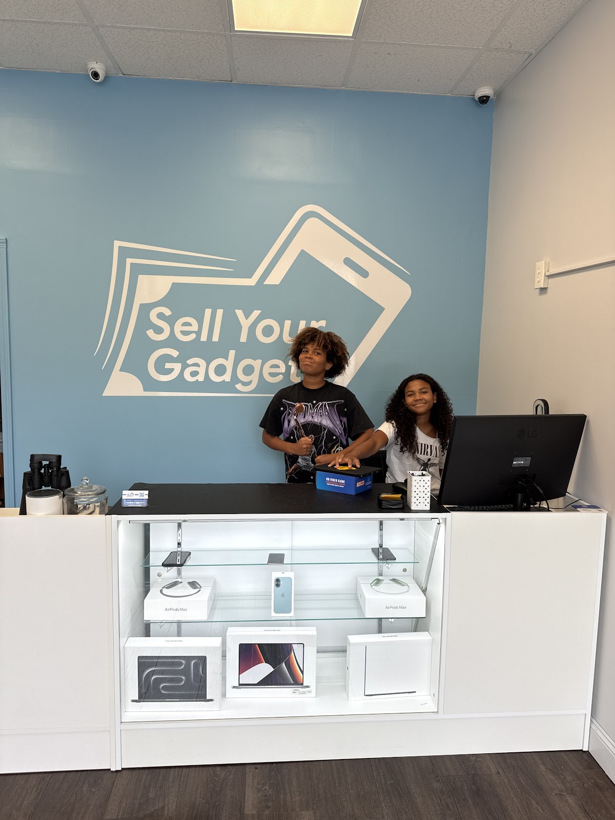 Sell Your Gadgets storefront in Buffalo, NY — interior