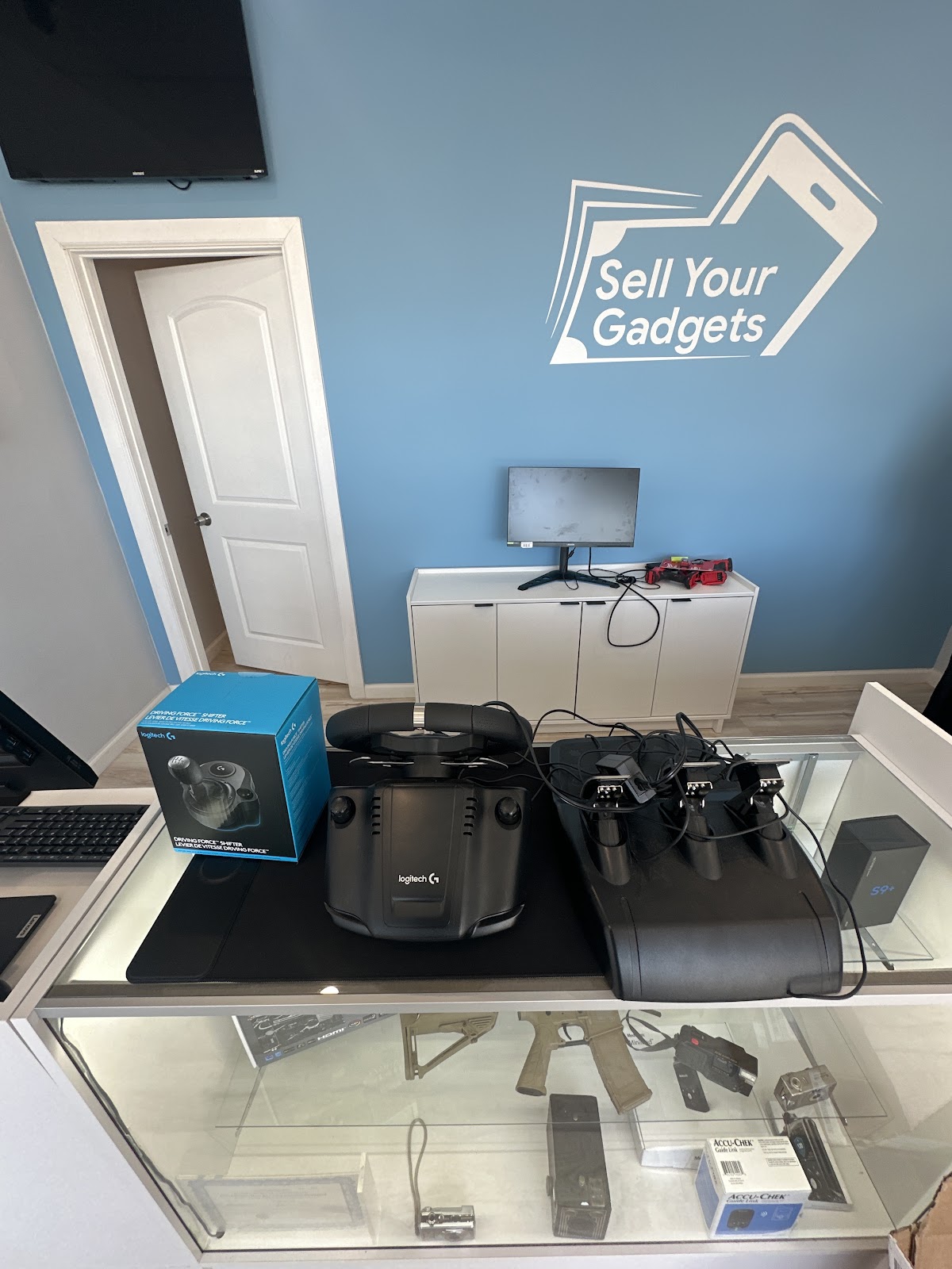 Sell Your Gadgets storefront in East Meadow, NY — interior