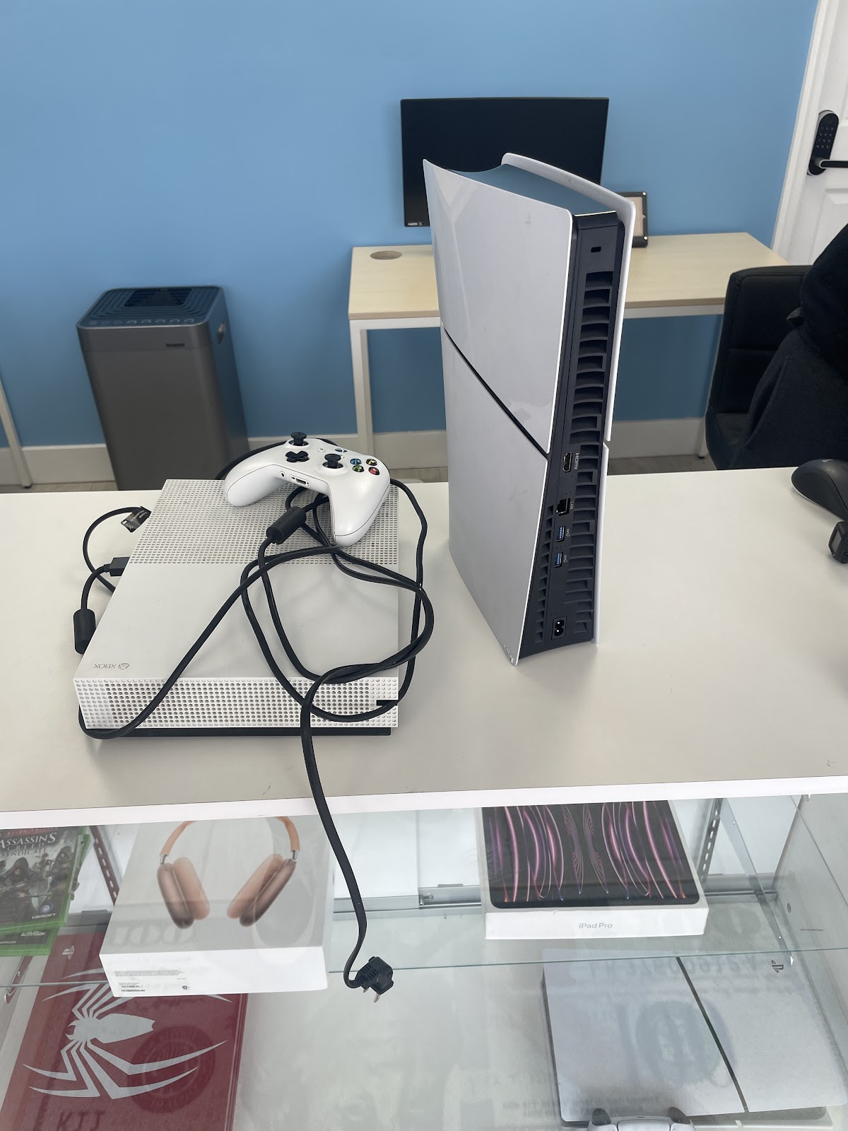 Sell Your Gadgets storefront in Elmwood Park, NJ — interior