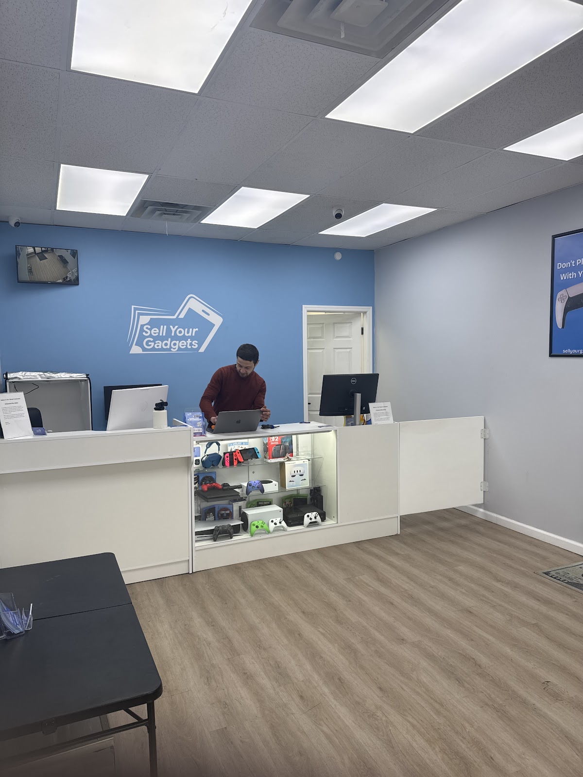 Sell Your Gadgets storefront in Irvington, NJ — interior