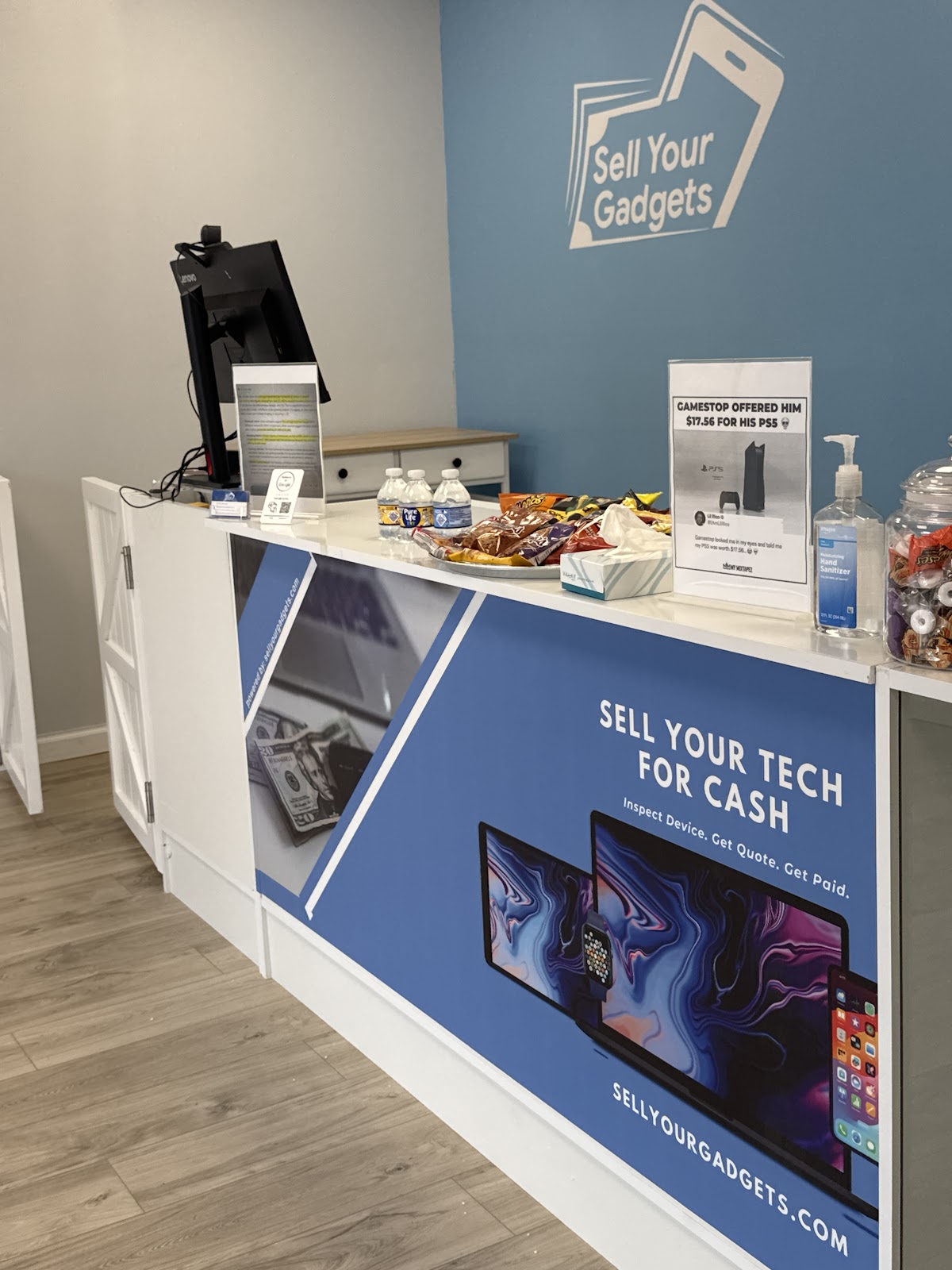 Sell Your Gadgets storefront in Islip Terrace, NY — interior