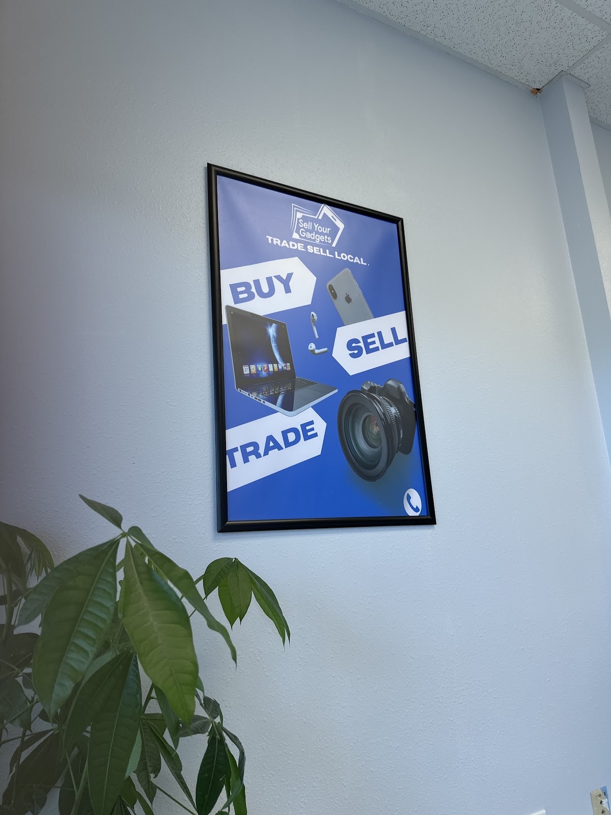 Sell Your Gadgets storefront in Naples, FL — interior